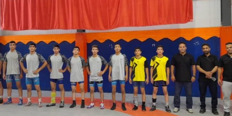 بردشیرین همدان در لیگ نوجوان کشتی دربرابرتیم قم با نتیجه ۹بر۱